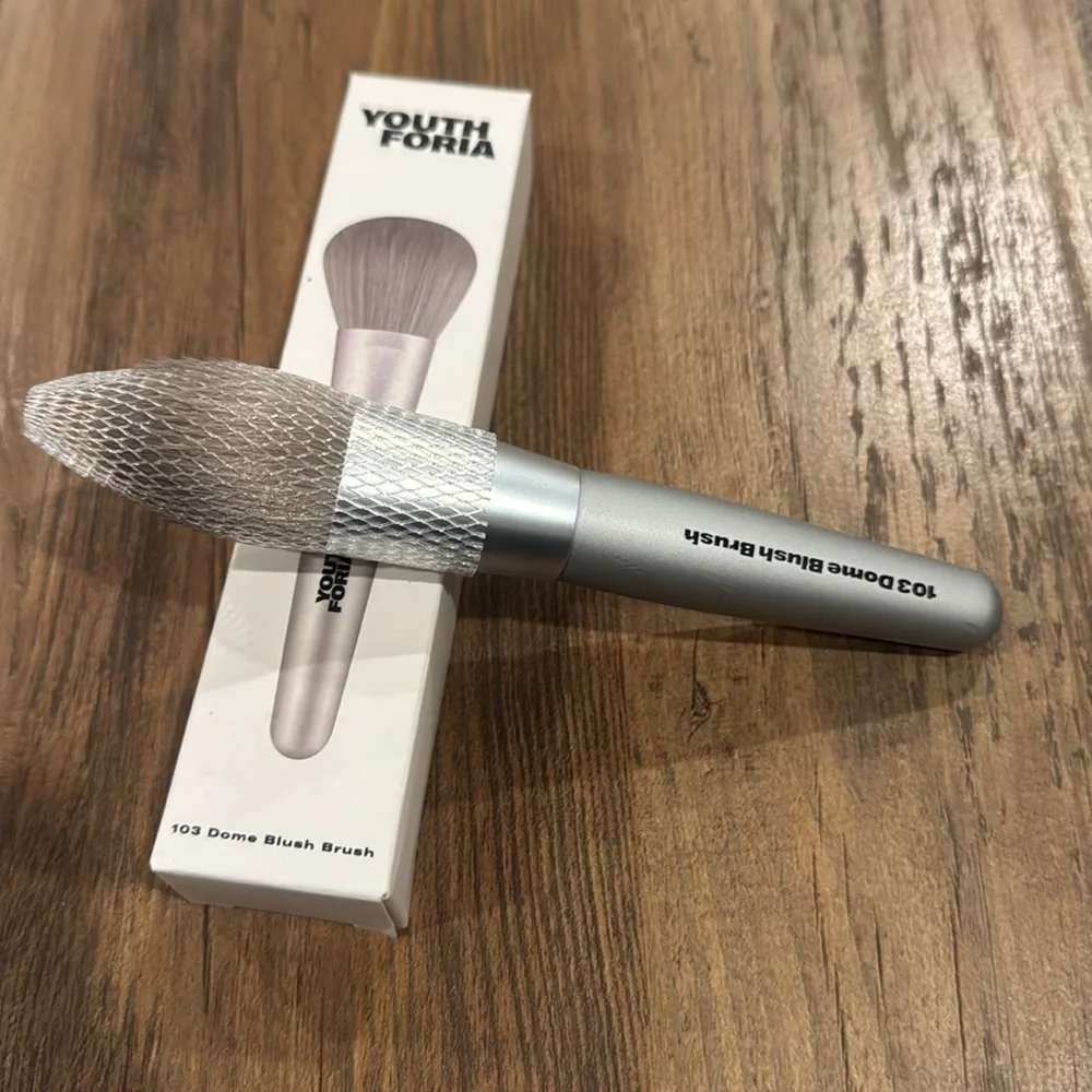 Youth Foria  Dome Blush Brush
